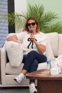 يسرا تتحدث على المنصة خلال الجلسة