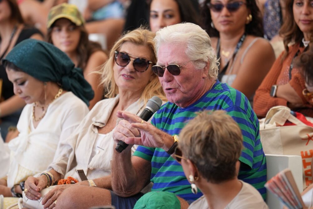 حسين فهمي يتحدث أمام الحضور خلال جلسة مئوية يوسف شاهين في مهرجان الجونة