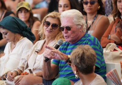 حسين فهمي يتحدث أمام الحضور خلال جلسة مئوية يوسف شاهين في مهرجان الجونة