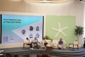 لقطة واسعة تضم المتحدثين والجمهور خلال الجلسة