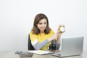 emale employee logging off at work and protecting her focus